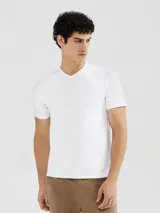 Remera blanca de algodón con cuello en V y corte slim fit.