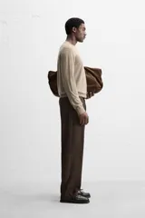 Jersey de hombre color beige, de lana fina, con cuello redondo y mangas largas.