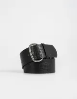 Cinturón negro de cuerina con textura efecto piel de cocodrilo y hebilla metálica plateada.
