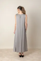 Vestido italiano gris de rayón y viscosa, corte suelto, largo midi y sin mangas.