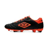 Championes de fútbol Umbro Touch HG, color negro con detalles en naranja y logo de la marca en el lateral.