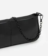 Cartera baguette pequeña color negro, de cuero sintético, con cierre de cremallera y asa de cadena desmontable.
