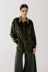 Camisa verde militar de terciopelo con corte holgado, cuello clásico, cierre frontal con botones y dos bolsillos de parche en el pecho.