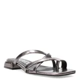 Sandalias bajas plateadas con tiras cruzadas y detalle de hebilla.