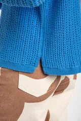 Sweater color beige de tejido de punto calado con lurex, de corte holgado y cuello redondo.