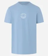 Remera celeste de algodón, corte comfort, cuello redondo, manga corta y estampa minimalista en el pecho.