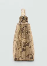 Bolso pequeño con estampado animal print de serpiente, asa corta ajustable, asa larga extraíble y ajustable, cierre metálico a presión y bolsillo interior con cremallera.