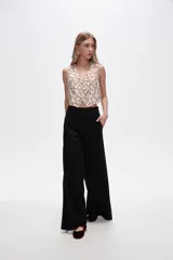 Pantalón negro de lino, de corte ancho y tiro alto.