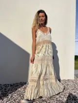 Vestido largo de estilo bohemio, color crudo con detalles dorados y crochet.