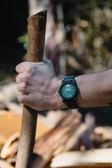 Reloj Chenaut Saphir d’Ébène con movimiento de cuarzo, caja y malla de madera de ébano, esfera azul zafiro con detalles dorados, cristal Hardlex resistente a los arañazos y cierre oculto con botón.