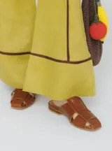 Zuecos negros con diseño de tiras entretejidas y suela plana color madera.