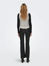 Chaleco de punto color crudo con rayas horizontales negras, cuello redondo y calce regular.