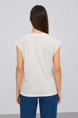 Remera negra de algodón con mangas cortas y cuello redondo. Estampado frontal con un corazón delineado en rosa y texto en letras manuscritas.