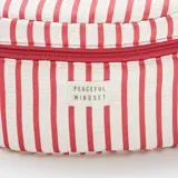 Neceser con forma rectangular con rayas verticales rojas y blancas, cierre superior con cremallera y asa de transporte superior.