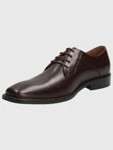 Zapato de vestir formal de cuero color marrón oscuro, con cordones y suela de goma.