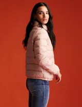 Campera puffer reversible Michael Kors color rosa con estampado de logos MK en un lado y liso en el otro. Tiene cierre central metálico, bolsillos delanteros y avíos metálicos con logo. Incluye bolsa autoportante.