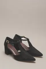 Zapato de vestir negro de cuero, con punta fina, tira en forma de T y hebilla lateral.
