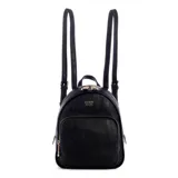Mochila pequeña Guess Rylan de cuero sintético color negro con herrajes dorados, cierre superior con doble cremallera, bolsillo frontal con cremallera, correas ajustables para los hombros y asa superior.
