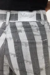 Pantalón de algodón con estampado de rayas verticales en tonos rosados y corte amplio.