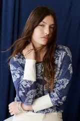 Sweater azul con estampado de flores blancas y puños blancos.