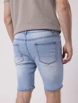 Bermuda de jean celeste con dobladillo.