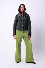 Pantalón jean verde con efecto desgastado, de corte wide leg y tiro medio.