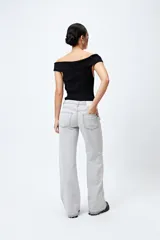 Pantalón de jean gris oscuro, de corte recto y tiro bajo.