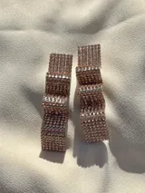 Aros colgantes con forma de cinta ondulada, color azul eléctrico, con apliques de strass.