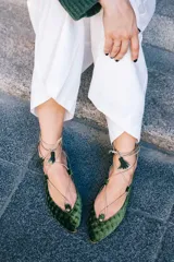 Bailarinas de terciopelo verde musgo con cordones para atar al tobillo y borlas de ante. Incluyen plantilla de lana intercambiable, cuña interna de 1,5cm, interior de piel y suela de cuero. Diseño y fabricación 100% española.