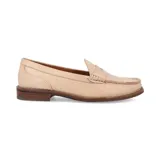 Mocasín de cuero color beige con suela marrón.