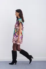 Vestido corto evasé con lentejuelas multicolores, escote en V y mangas cortas.