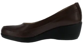 Zapato de vestir negro con plataforma y taco chino.