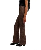 Pantalón de tiro alto con corte acampanado (flare) y tejido jacquard con estampado floral en tonos ciruela/borgoña.