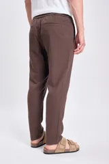 Pantalón casual marrón de lino con suave elasticidad. Corte recto con cintura ajustable con cordón.