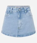 Short pollera de jean celeste con tiro alto, bolsillos delanteros y traseros, y trabillas en la cintura.