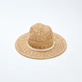 Sombrero de paja color natural con ala ancha y cinta blanca decorativa.