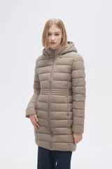 Campera negra larga con capucha, de poliamida con relleno y diseño acolchado horizontal.