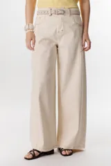 Jean de mujer, color azul oscuro, tiro alto, corte ancho y holgado (wide leg). Se caracteriza por pespuntes en zigzag visibles en los laterales y bolsillos.