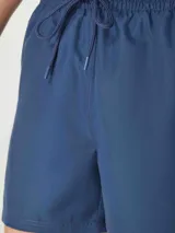 Short de baño rojo con cintura elástica y bolsillos laterales.