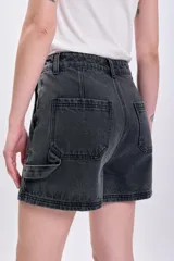Short de jean negro con bolsillos delanteros y traseros.