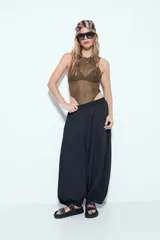 Body de mesh color negro con escote alto y diseño sin mangas. Presenta un tejido semitransparente de red y un calce ajustado al cuerpo.