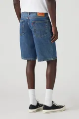 Bermuda de jean azul con corte relajado, tiro alto y largo a la rodilla.