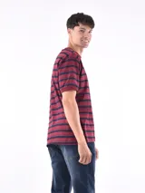 Remera de manga corta color bordó con rayas horizontales azul marino, cuello redondo y puños en color liso.