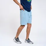 Bermuda deportiva gris con logo de la marca Umbro en la pierna izquierda.