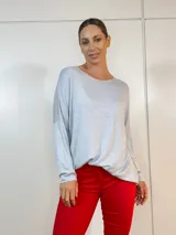 Buzo de lanilla gris, de corte amplio y mangas largas.
