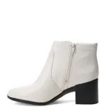 Bota de mujer Bottero de caña baja, color marfil, con taco bajo y grueso. Tiene punta redonda y cierre lateral.