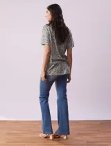 Blusa de algodón con estampado animal print en tonos grises, cuello redondo y manga corta.