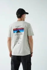 Remera negra de algodón con estampado pequeño en el pecho.