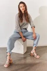 Sandalias plateadas con tiras finas cruzadas y tobilleras con cordones. Tacón de madera.