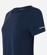 Remera deportiva blanca texturizada, con cuello redondo, manga corta, detalle reflectante y pliegue en la espalda.
